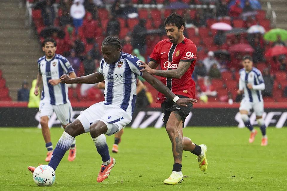 Real Madrid tham gia cuộc chiến đấu giá để chiêu mộ mục tiêu tiền đạo của Barcelona