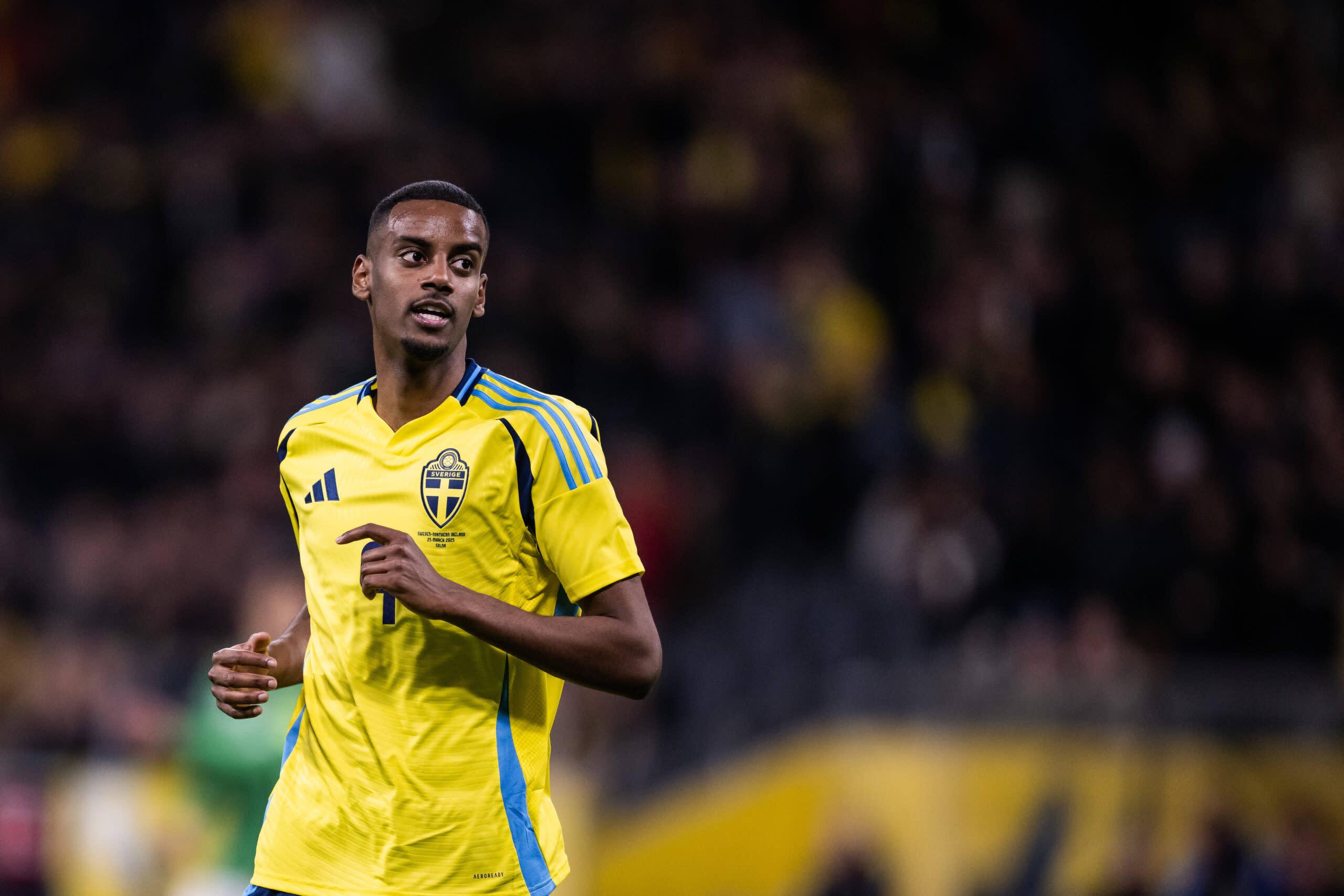 Alexander Isak nhận đề nghị hợp đồng giữa lúc Liverpool ráo riết theo đuổi