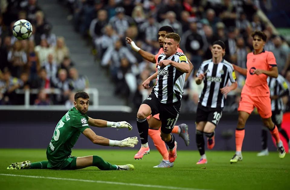 Joan Garcia chia sẻ về trận ra mắt Champions League, Rashford, ĐT Tây Ban Nha sau Newcastle 1-2 Barca – ‘Rất phấn khích’