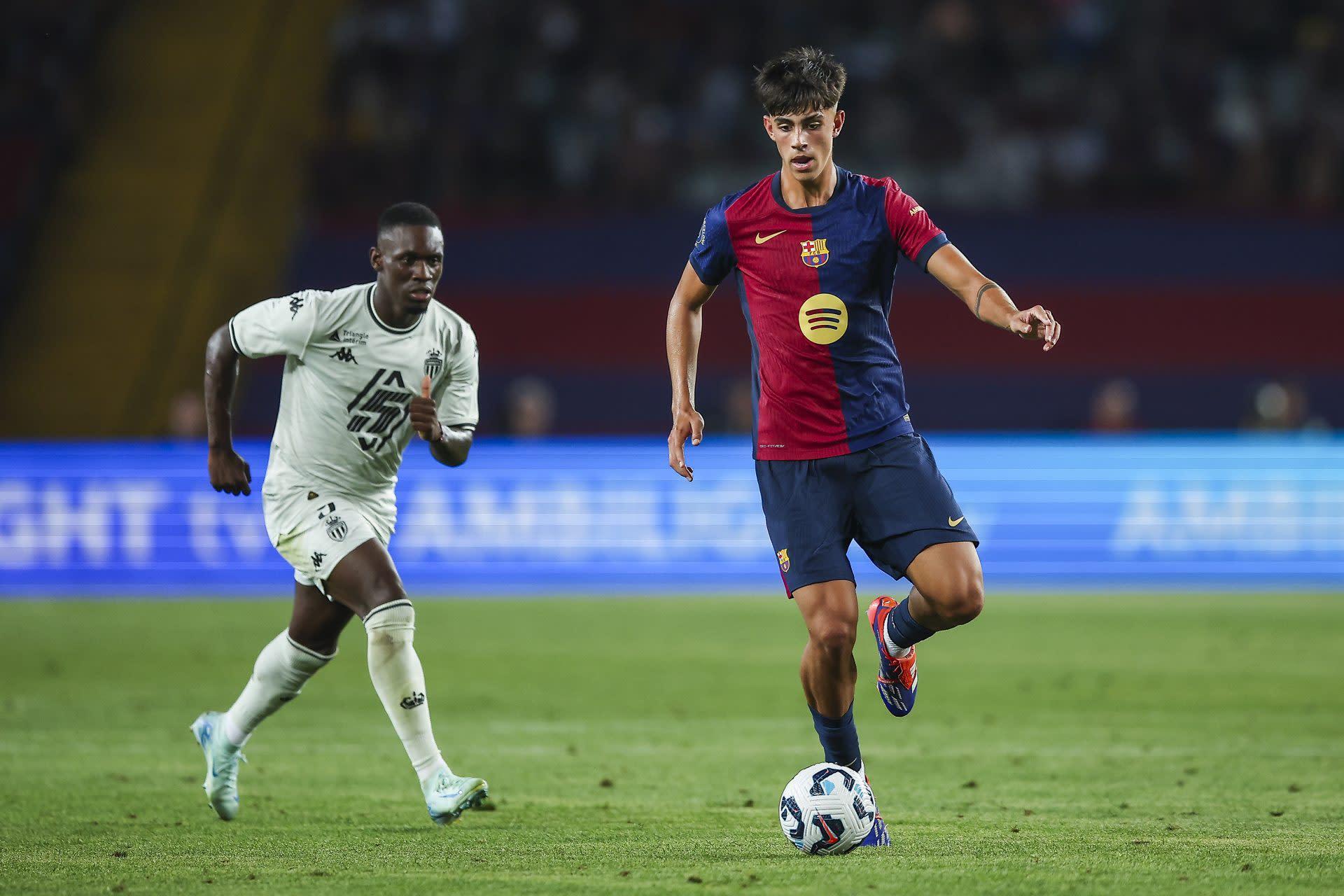 Giám đốc Barcelona họp với đại diện và anh trai của thần đồng giữa sân