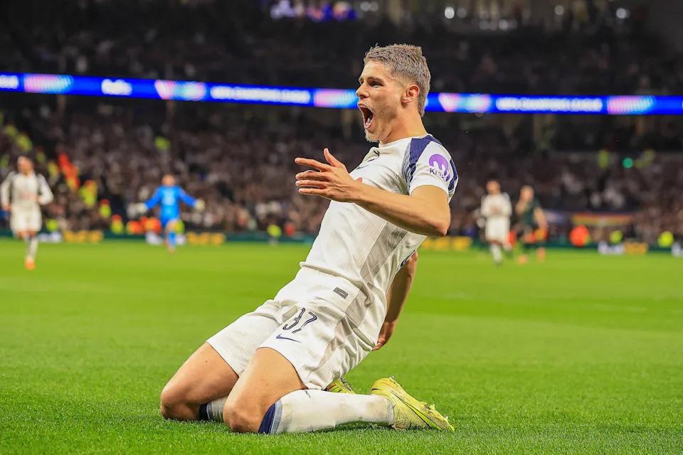 Tottenham áp đảo Copenhagen với Van de Ven dẫn đầu cuộc tấn công Champions League