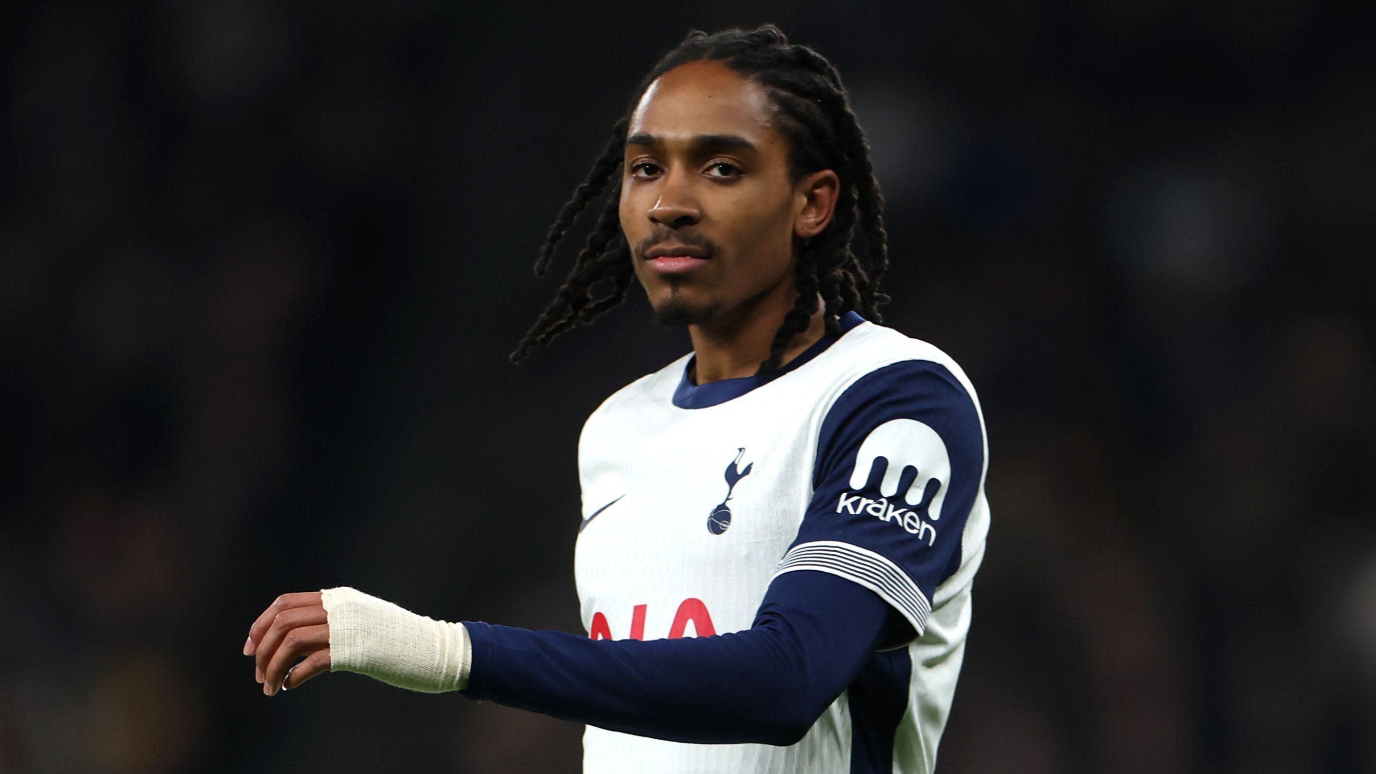 Hành trình từ kẻ bị ruồng bỏ đến trụ cột không ngờ của Tottenham
