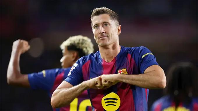 Cuộc đua vĩ đại: Messi vượt Ronaldo để chiếm ngôi đầu