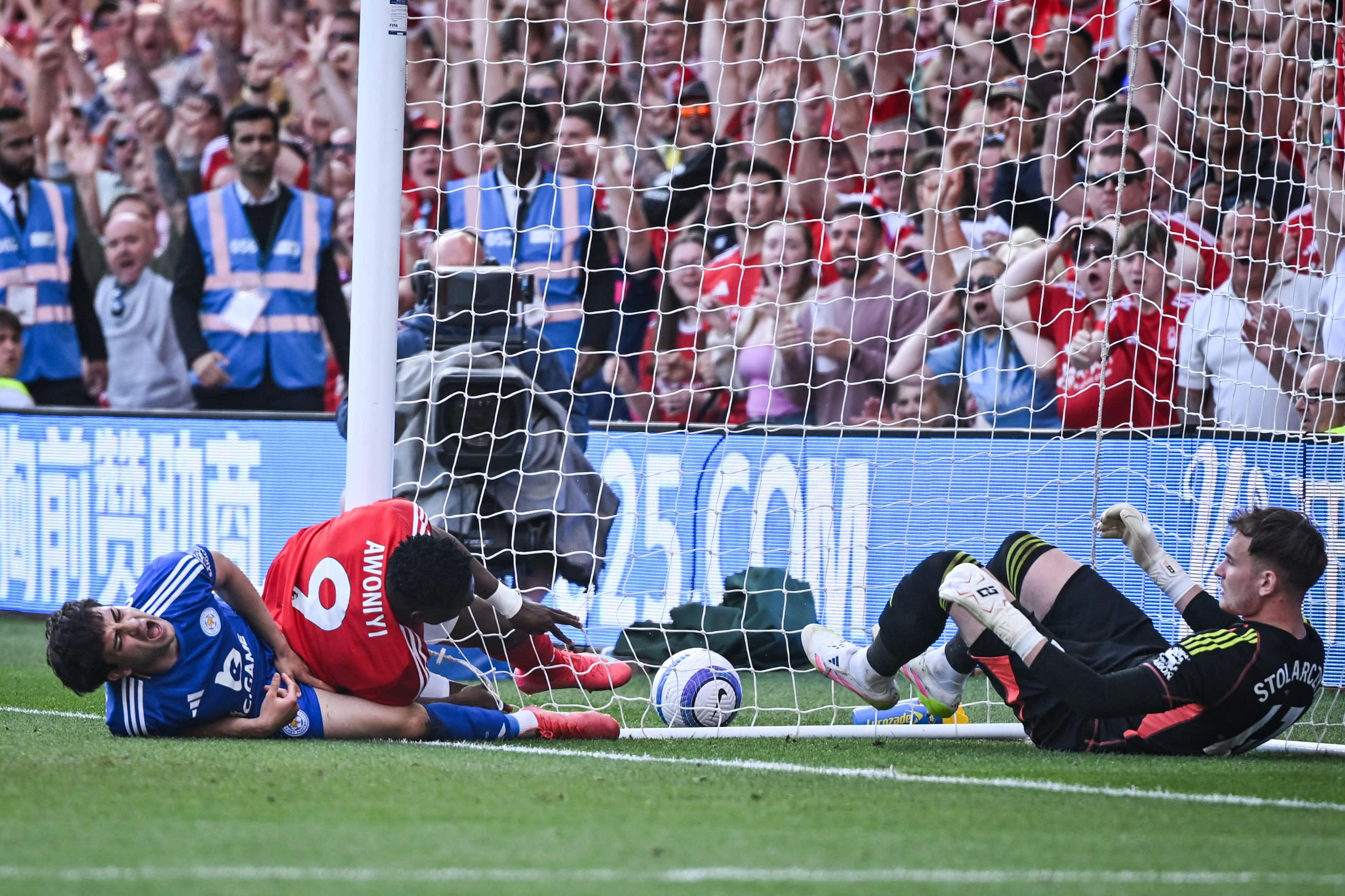 Taiwo Awoniyi của Nottingham Forest rơi vào hôn mê sau cú đập người vào cột dọc ở trận hòa Leicester