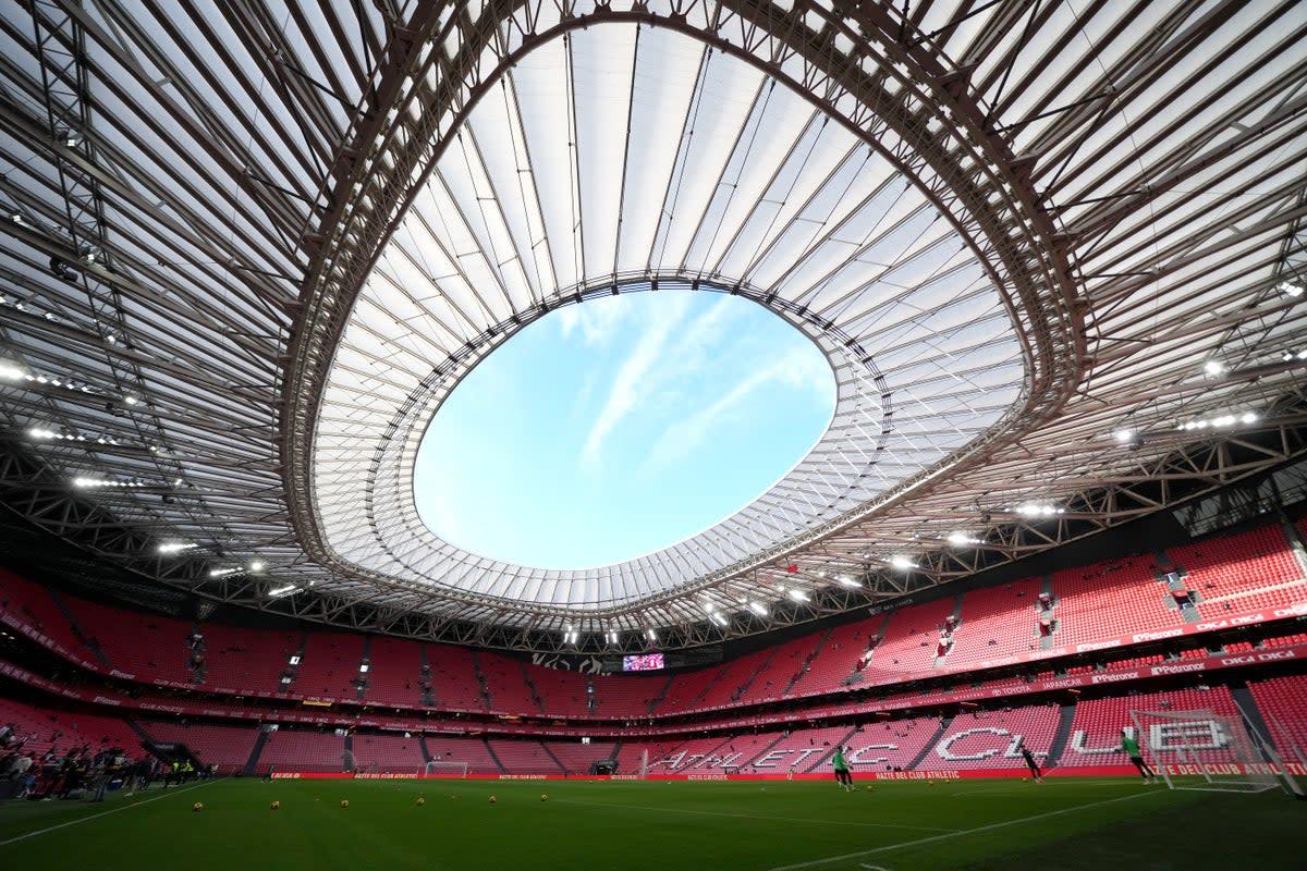 Trận chung kết Europa League ‘gây tranh cãi’ khiến CĐV Tottenham và Man Utd lao đao