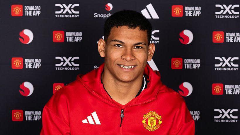 Thần tượng Marcelo - Leon chính thức gia nhập Man Utd