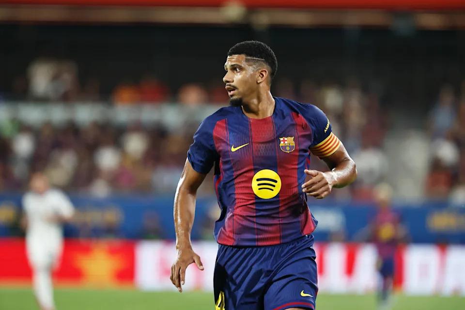 Báo cáo: Liverpool nhắm tới hậu vệ Barcelona thay thế Konaté