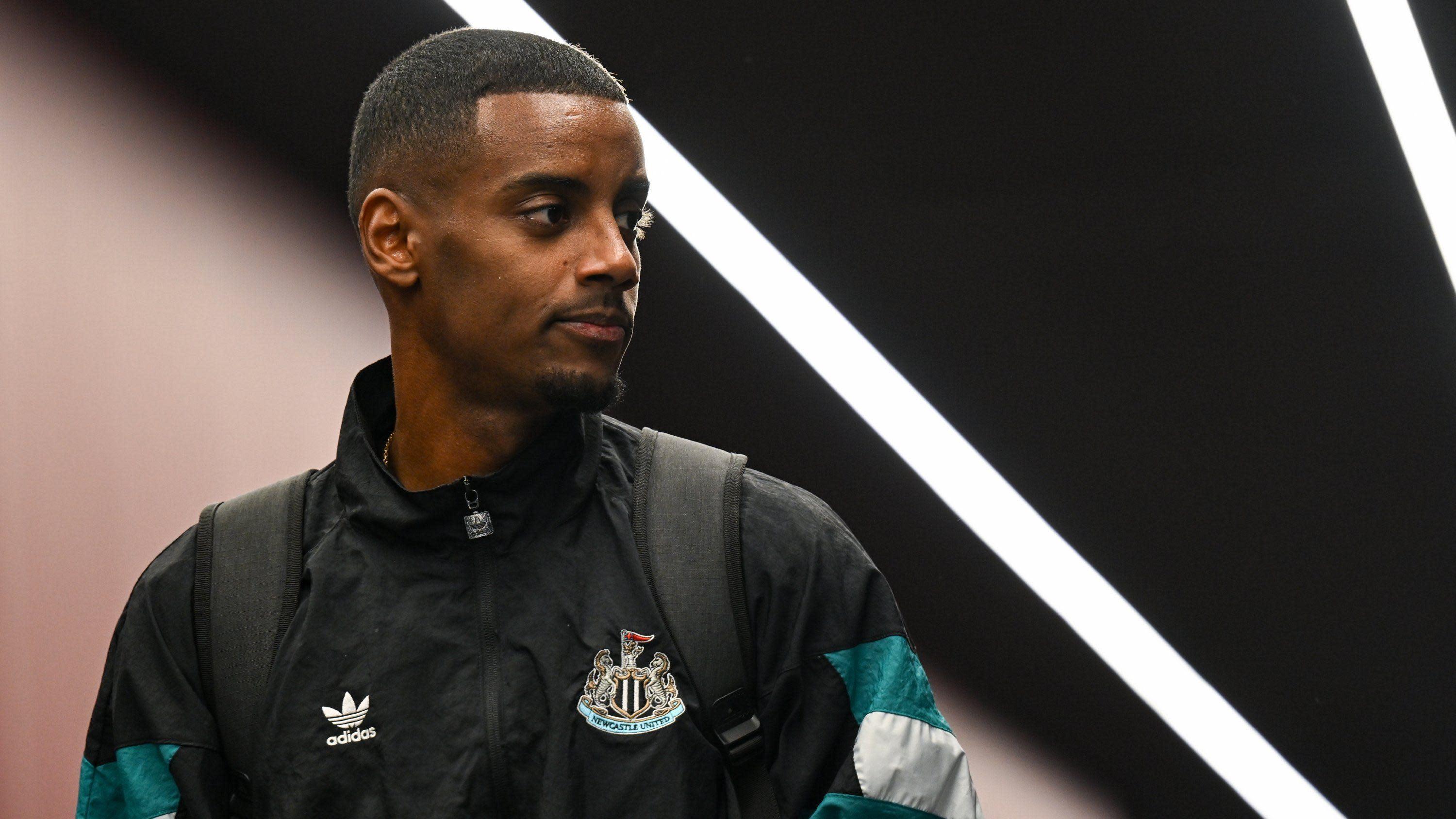 HLV Howe thừa nhận 'không thể sử dụng' Isak tại Newcastle - Lối thoát nào cho tiền đạo?