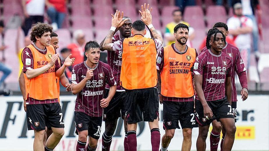 Trận play-off Serie B bị hoãn lại vì ngộ độc thực phẩm