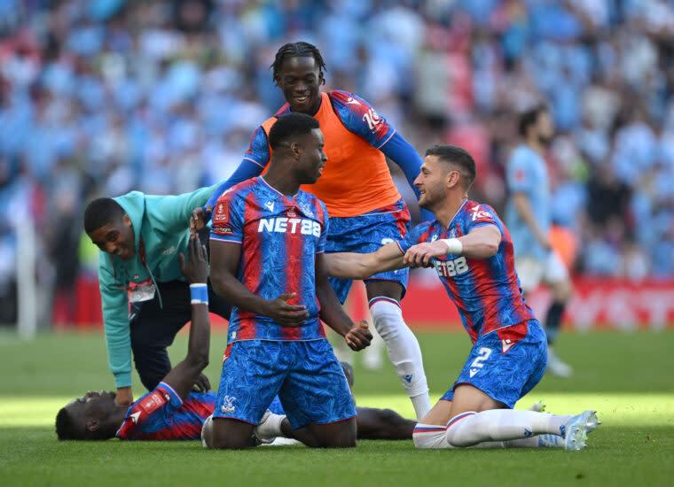 Crystal Palace từ chối hai đề nghị của Liverpool cho Guehi bất chấp bế tắc hợp đồng