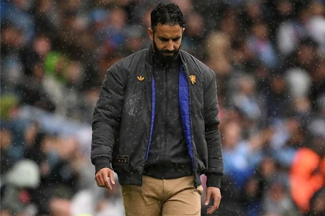 HLV Ruben Amorim thất vọng trên sân bóng giữa trời mưa.