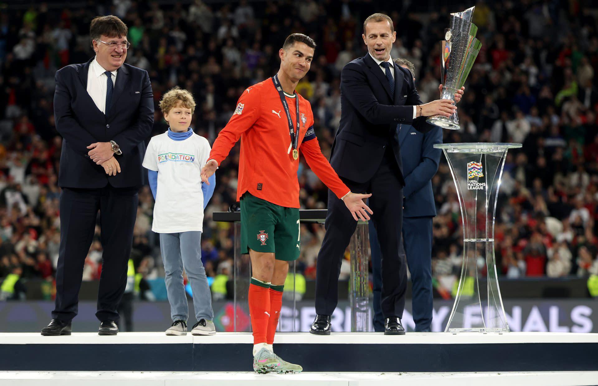 Cristiano Ronaldo yêu cầu Al Nassr chiêu mộ mục tiêu ưu tiên của Barcelona