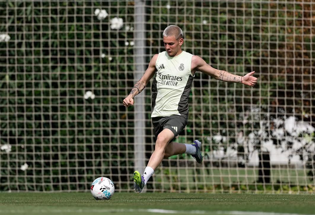 Tân binh hè Real Madrid sẽ có màn ra mắt đầy mong đợi trước Osasuna từ băng ghế dự bị