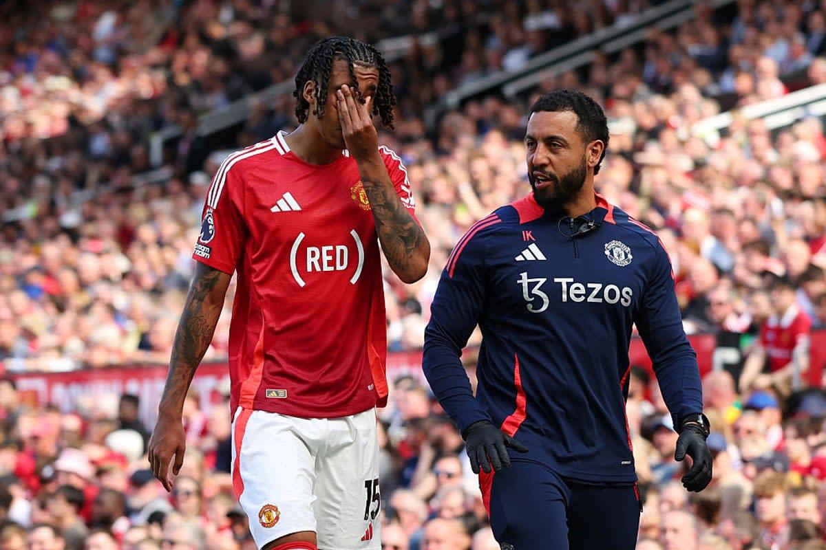 Man Utd chạm trán ác mộng chấn thương khi Leny Yoro phải rời sân trước trận chung kết Europa League