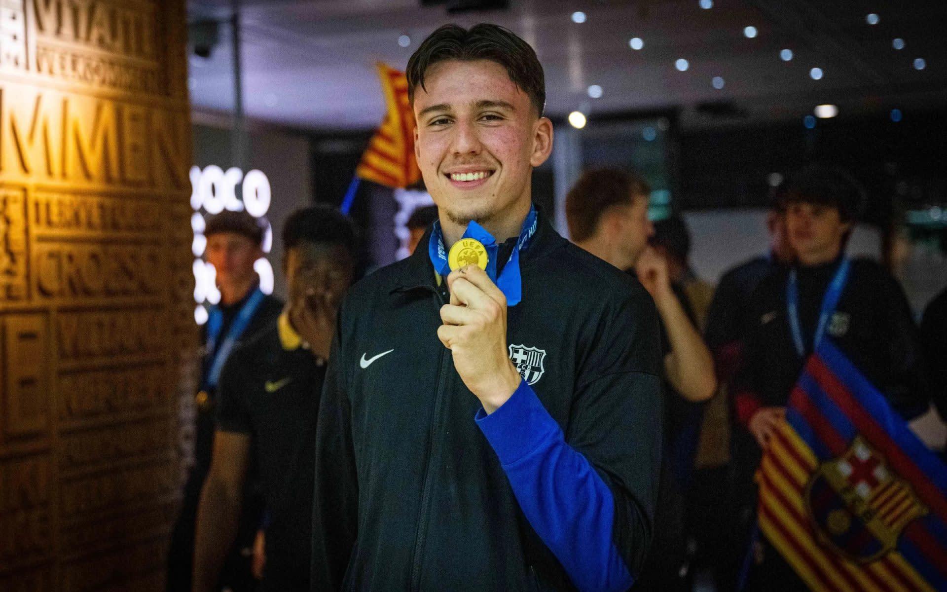 Chính thức: Thần đồng phòng ngự Barcelona gia nhập câu lạc bộ Serie A