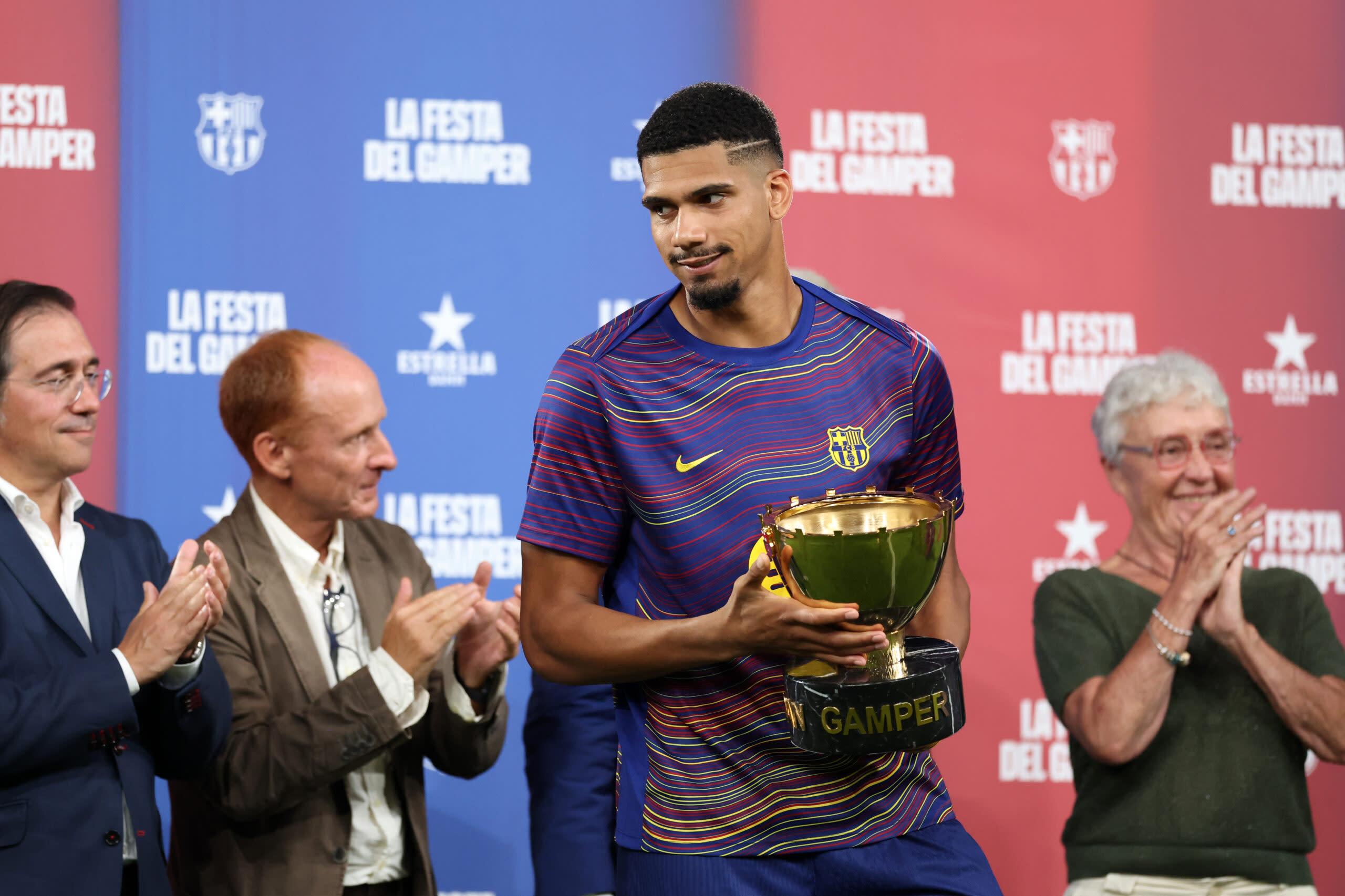 Tottenham Hotspur Lao Vào Cuộc Chiến Ba Bên Cho Hậu Vệ Barcelona: Liệu Có Đáng Giành Giật?
