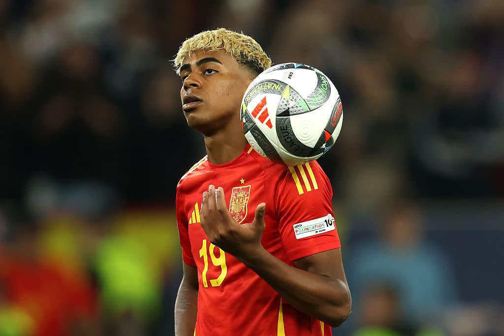 Lamine Yamal sống trọn giấc mơ, gặp Neymar và chơi bóng đá bãi biển 📹