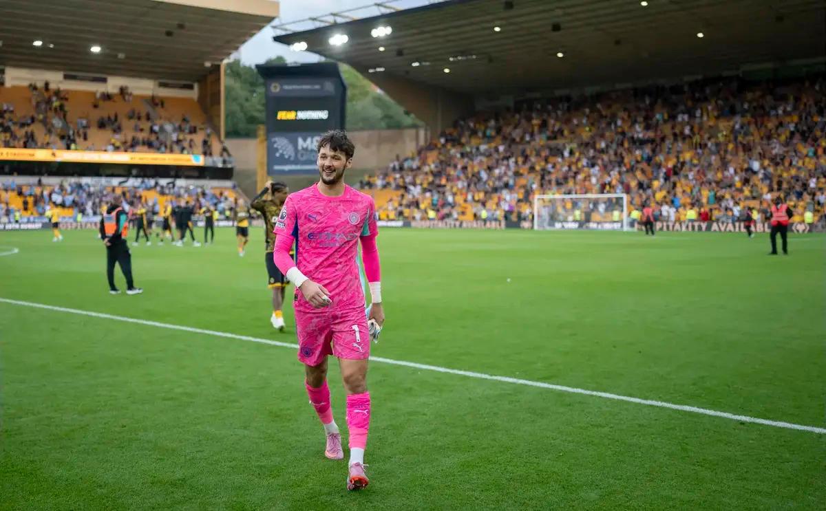 Cựu hậu vệ ĐT Anh lên tiếng về thương vụ James Trafford giữa tin đồn Man City săn đón Gianluigi Donnarumma