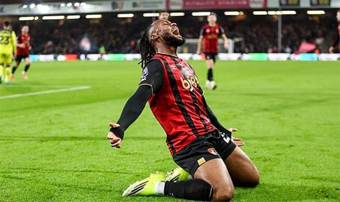 Semenyo quỳ gối ăn mừng bàn thắng trong màu áo Bournemouth.