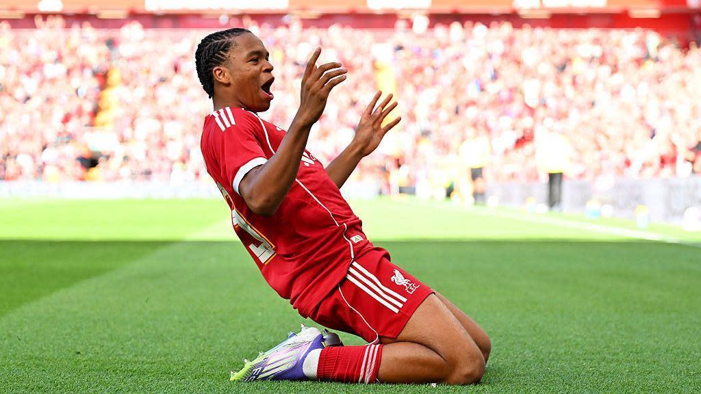 'Tiền vệ triển vọng xuất sắc' Ngumoha tỏa sáng ở Liverpool - nhưng anh là ai?