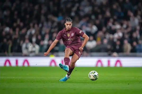 “Chúng tôi đã mượn anh ấy” – HLV xác nhận bản hợp đồng từ Manchester City