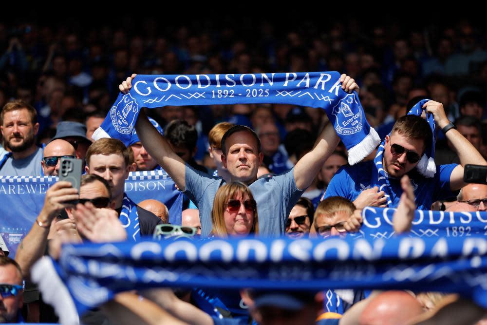 CĐV Everton hòa mình vào không khí chia tay hoành tráng tại Goodison Park