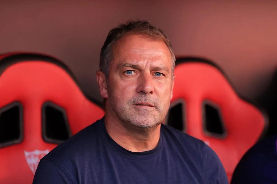 Cuộc xáo trộn hàng tiền vệ của Barcelona: Hansi Flick lập danh sách ngắn ba cầu thủ tranh suất chủ chốt