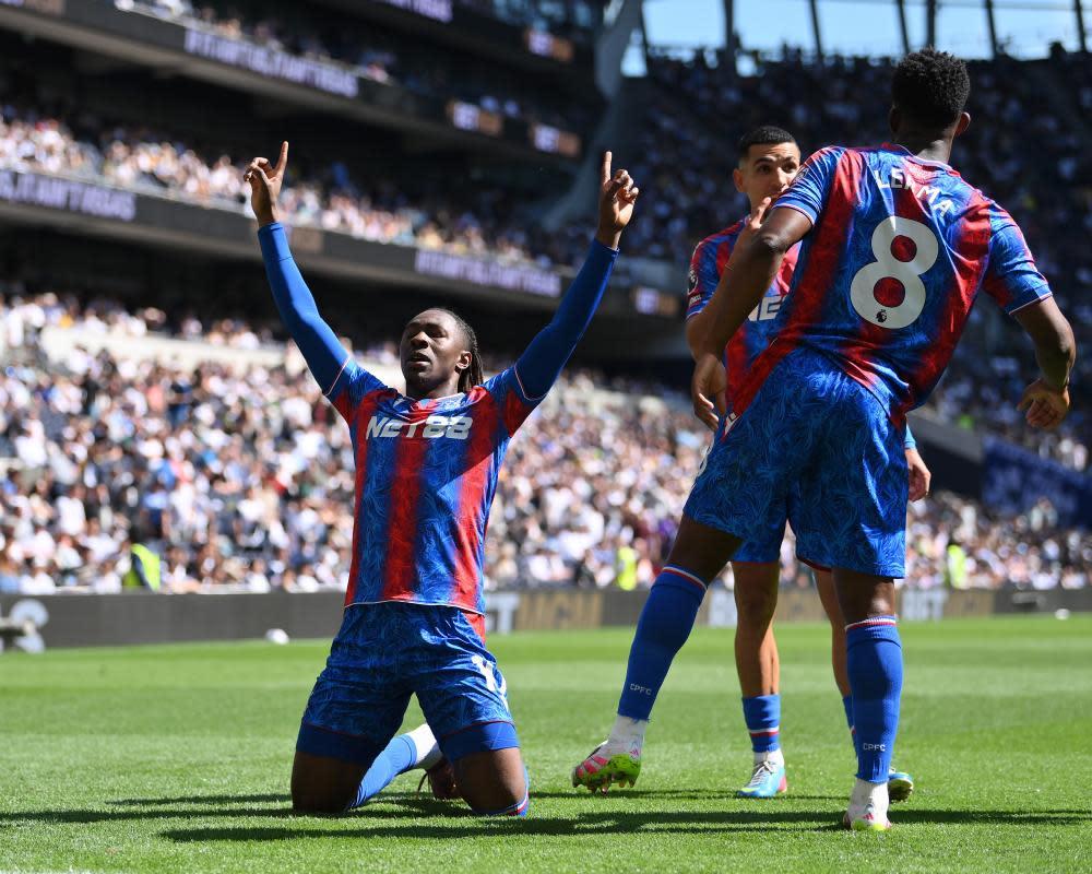 Eberechi Eze tỏa sáng với cú đúp, Crystal Palace trừng phạt Tottenham đáng thương