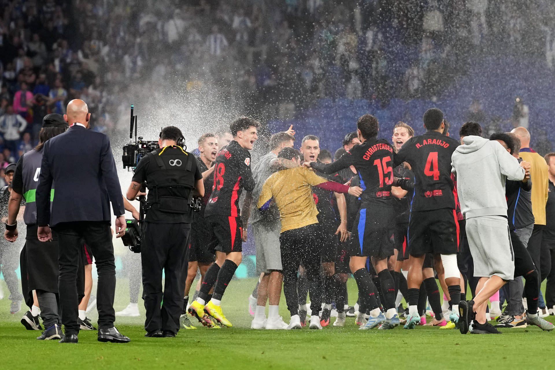 Căng thẳng: Espanyol bật vòi phun nước ngăn Barca ăn mừng chức vô địch La Liga