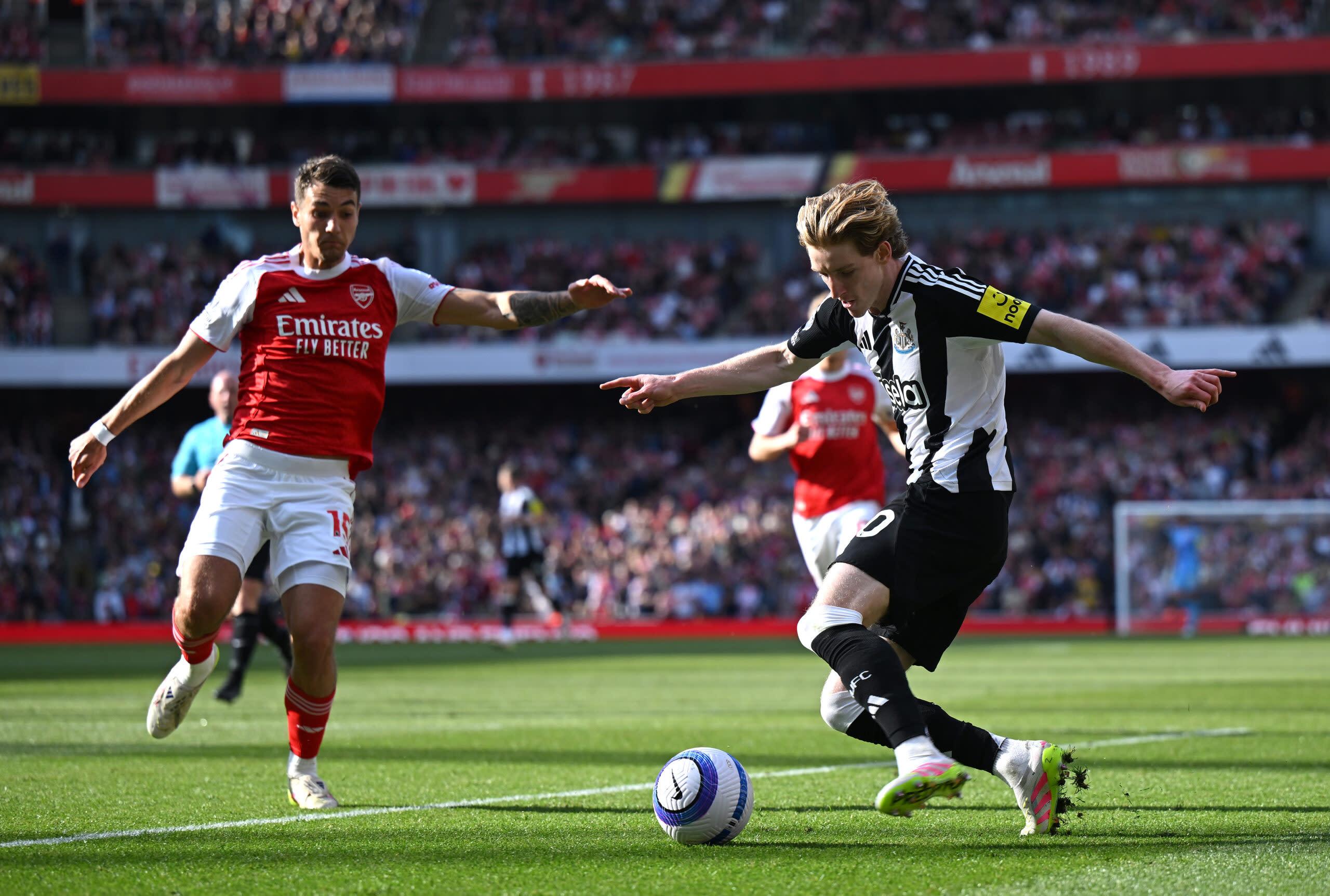 Liverpool Vẫn Quyết Tâm Chiêu Mộ Tiền Đạo Cánh Newcastle United: HLV Slot Có Nên Theo Đuổi?