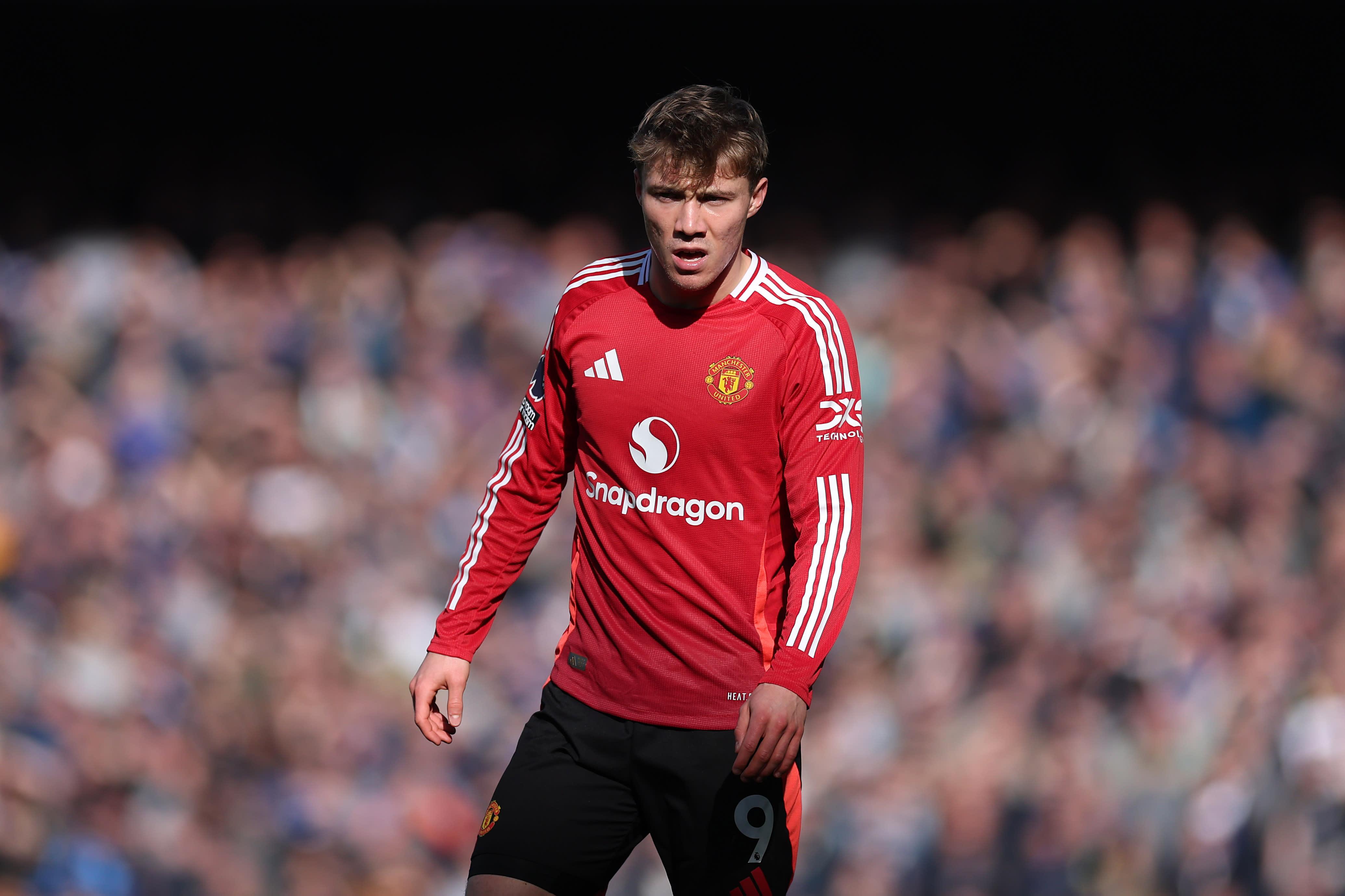 Rasmus Hojlund của Man Utd vẫn chưa đồng ý chuyển đến Milan