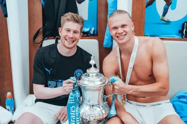 Tiết lộ: Danh tính cầu thủ Man City 'giấu tên' đóng góp 5.000 Euro cho băng rôn tri ân Kevin De Bruyne