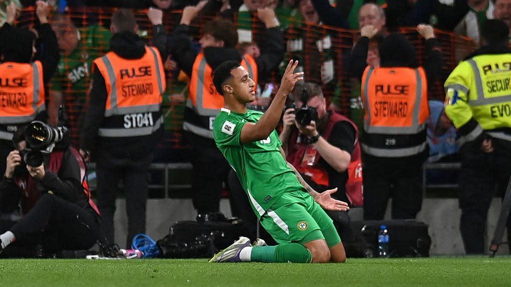 Idah kết thúc tuần 'điên rồ' với bàn thắng quan trọng cho Cộng hòa Ireland