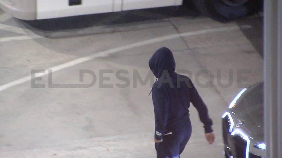 XEM NGAY: Luka Modric trao tặng áo đấu cuối cùng tại Real Madrid cho đồng đội